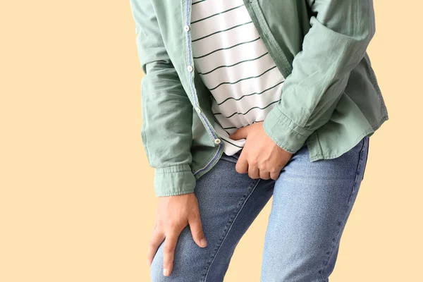 Man Med Prostataproblem Beige Bakgrund Närbild — Stockfoto