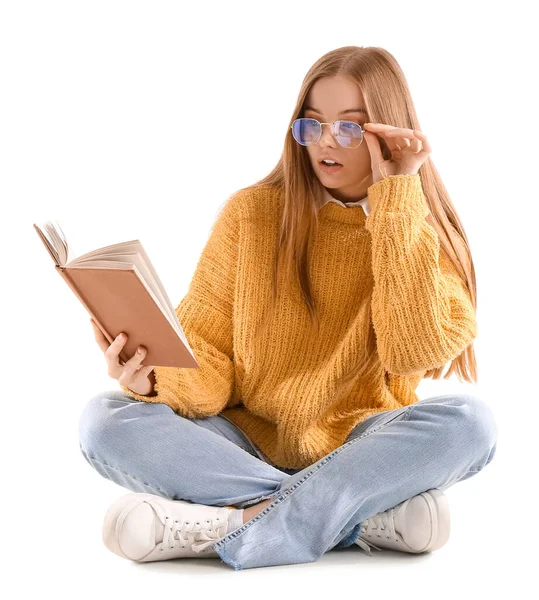 Шокированная Молодая Женщина Желтом Свитере Читает Книгу Белом Фоне — стоковое фото