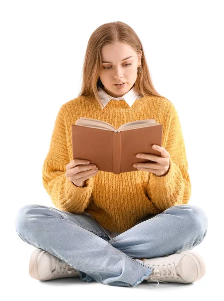 Jovem Mulher Camisola Amarela Leitura Livro Sobre Fundo Branco — Fotografia de Stock