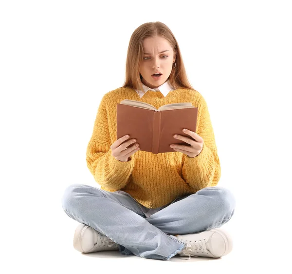 Mujer Joven Conmocionada Suéter Amarillo Libro Lectura Sobre Fondo Blanco — Foto de Stock