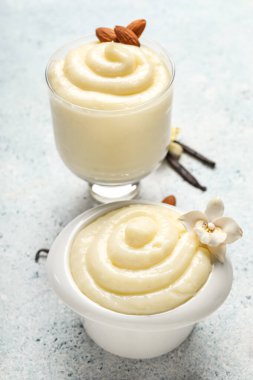 Hafif arka planda bir kase vanilyalı puding.