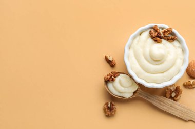 Renkli cevizli vanilyalı puding ramekin.