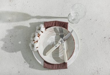 Grunge arka planında pamuk çiçekleri olan güzel bir sonbahar masası.