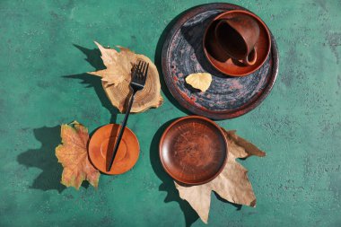 Arkaplanda düşen yapraklarla güzel bir sonbahar masası.