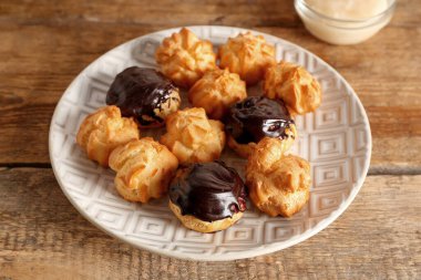 Ahşap arka planda nefis ekler olan tabaklar, yakın plan.