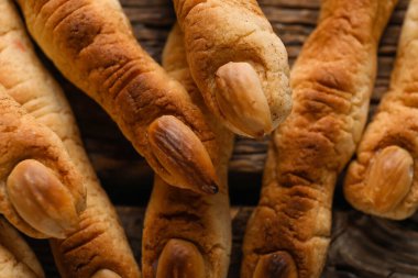 Cadılar Bayramı cadısı parmak kurabiyeleri ahşap arka planda, yakın plan