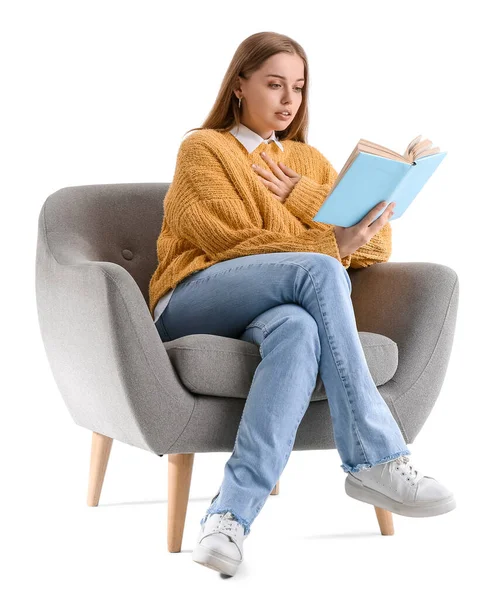 Νεαρή Γυναίκα Διαβάζει Βιβλίο Στην Πολυθρόνα Λευκό Φόντο — Φωτογραφία Αρχείου
