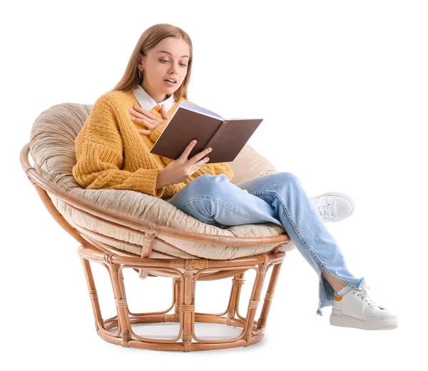 Νεαρή Γυναίκα Διαβάζει Βιβλίο Στην Πολυθρόνα Λευκό Φόντο — Φωτογραφία Αρχείου