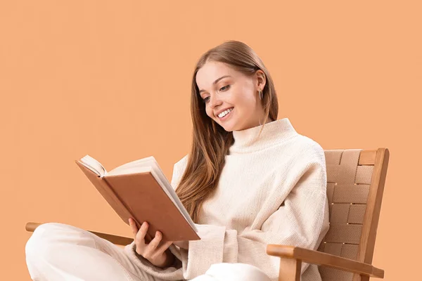 Joven Mujer Leyendo Libro Sillón Sobre Fondo Beige —  Fotos de Stock