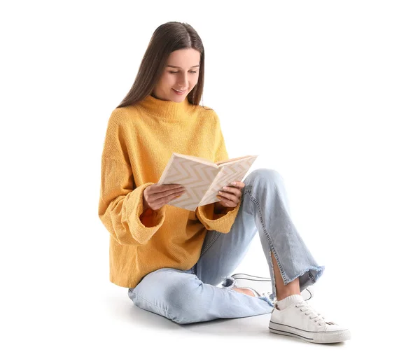 Piękna Kobieta Żółtym Swetrze Czyta Książkę Białym Tle — Zdjęcie stockowe