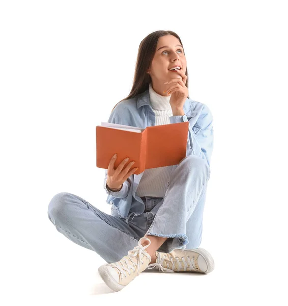 Sonhando Jovem Mulher Jaqueta Ganga Com Livro Sentado Fundo Branco — Fotografia de Stock