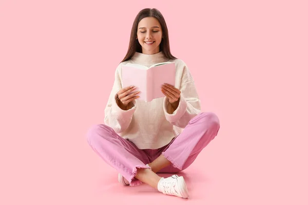 Mooie Vrouw Lezen Boek Roze Achtergrond — Stockfoto