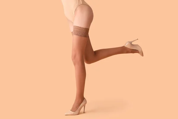 Frau Nackten Strümpfen Und High Heels Auf Beigem Hintergrund — Stockfoto