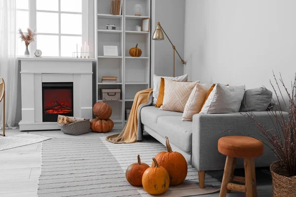 Podzimní Interiér Obývacího Pokoje Šedou Pohovkou Krbem Dýněmi — Stock fotografie