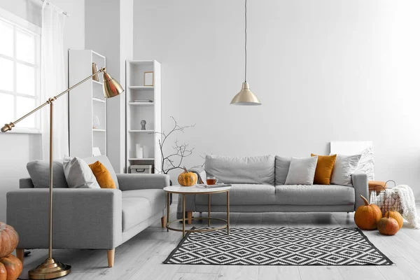 带灰色沙发和南瓜的客厅秋天的内部 — 图库照片