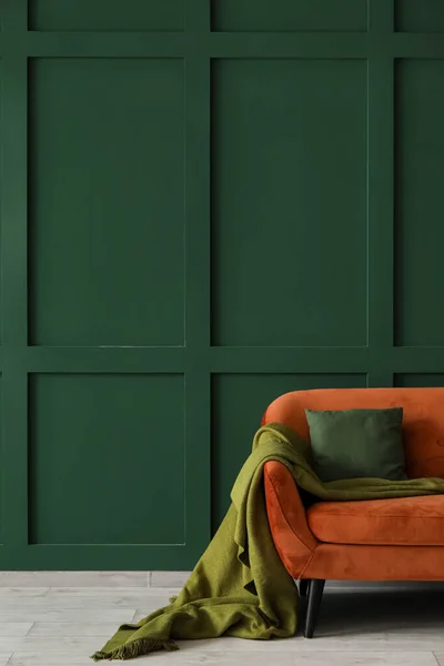 Red Sofa Cushion Plaid Green Wall — Stock Photo, Image