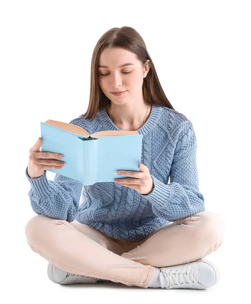 Νεαρή Γυναίκα Μπλε Πουλόβερ Ανάγνωση Βιβλίο Λευκό Φόντο — Φωτογραφία Αρχείου