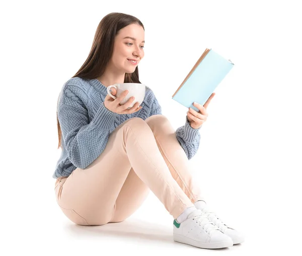 Jovem Mulher Camisola Azul Com Xícara Cacau Livro Leitura Fundo — Fotografia de Stock