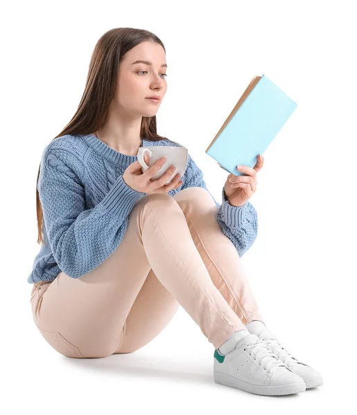 Νεαρή Γυναίκα Μπλε Πουλόβερ Φλιτζάνι Κακάο Ανάγνωση Βιβλίο Λευκό Φόντο — Φωτογραφία Αρχείου