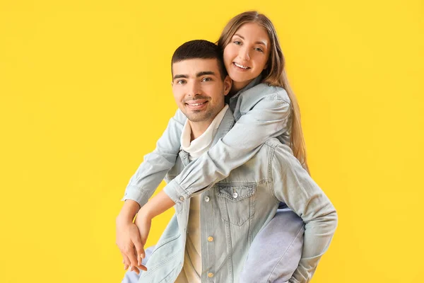 Casal Jovem Moda Roupas Outono Fundo Amarelo — Fotografia de Stock