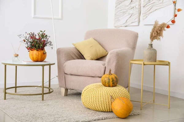 Interior Salón Luminoso Con Flores Otoño Calabaza Sillón — Foto de Stock