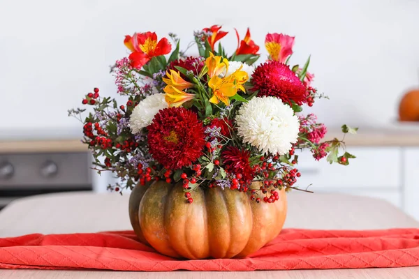 Kürbis Mit Herbstblumen Auf Dem Esstisch Der Küche Nahaufnahme — Stockfoto