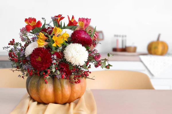 Kürbis Mit Herbstblumen Auf Dem Esstisch Der Küche Nahaufnahme — Stockfoto