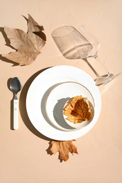 Herbstliche Tischdekoration Mit Abgefallenen Blättern Auf Beigem Hintergrund — Stockfoto