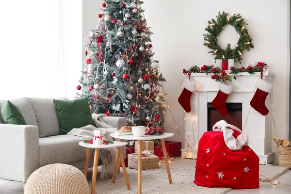 벽난로 크리스마스 트리가 — 스톡 사진