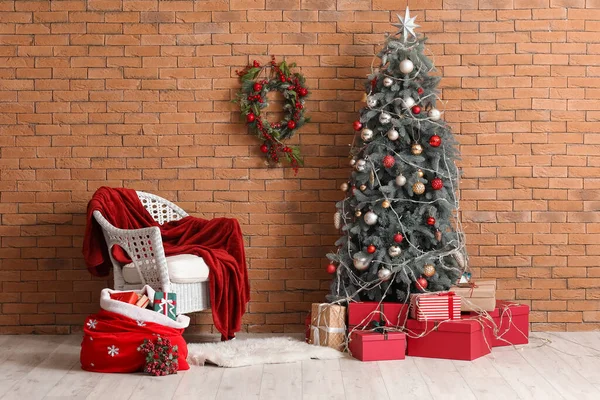 Oturma Odasının Içinde Noel Çantası Koltuk Noel Ağacı Var — Stok fotoğraf