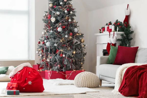 有圣诞老人包 壁炉和圣诞树的客厅的内部 — 图库照片