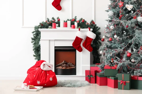 有圣诞老人包 壁炉和圣诞树的轻便客厅的内部 — 图库照片