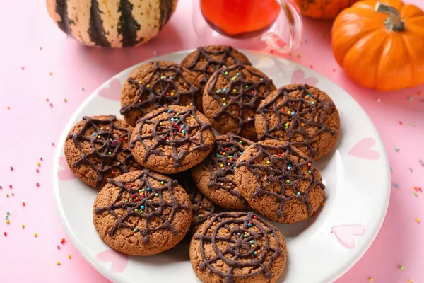 Assiette Avec Halloween Spiderweb Cookies Sur Fond Rose Gros Plan — Photo