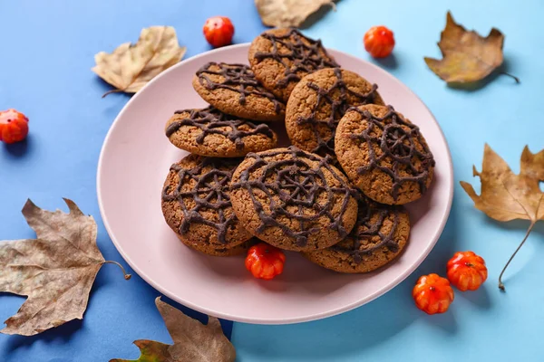 Assiette Avec Halloween Spiderweb Cookies Feuilles Tombées Bonbons Sur Fond — Photo
