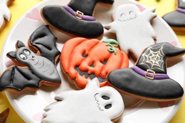 Plate Halloween Cookies Yellow Background Closeup — Stock Photo, Image