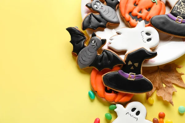 Placa Con Galletas Halloween Hojas Caídas Caramelos Sobre Fondo Amarillo — Foto de Stock