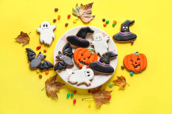 Plate Halloween Cookies Fallen Leaves Candies Yellow Background — Stock Photo, Image