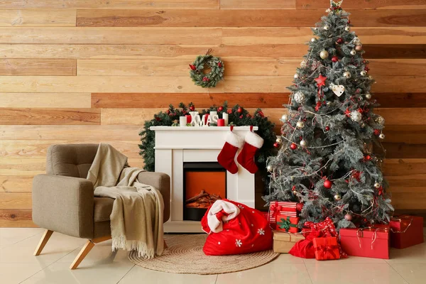 サンタバッグ クリスマスツリー付きのリビングルームのインテリア — ストック写真