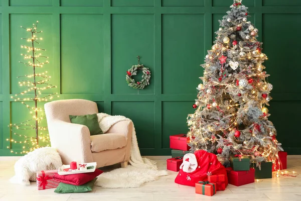 有圣诞老人袋 扶手椅和圣诞树的客厅的内部 — 图库照片