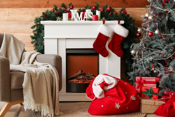 Interior Sala Estar Con Bolsa Santa Chimenea Árbol Navidad —  Fotos de Stock