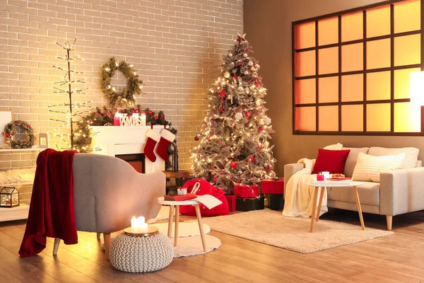 有扶手椅 沙发和圣诞树的客厅的内部 — 图库照片