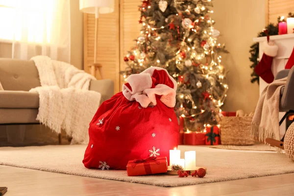 Bolso Santa Regalo Navidad Velas Encendidas Sala Estar —  Fotos de Stock