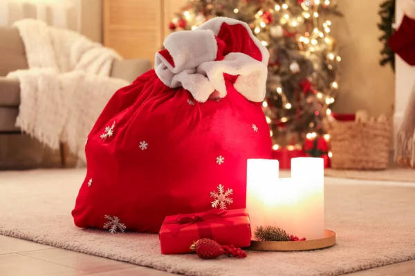 Bolso Santa Regalo Navidad Velas Encendidas Sala Estar Primer Plano —  Fotos de Stock