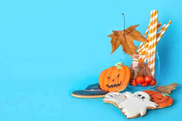 Smaczne Ciasteczka Halloween Słoik Słomkami Cukierki Liście Niebieskim Tle — Zdjęcie stockowe