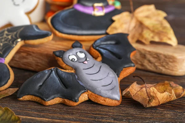 Brädan Med Halloween Cookies Och Fallna Blad Mörk Trä Bakgrund — Stockfoto