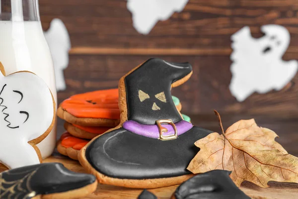 Brädan Med Halloween Cookies Och Fallit Löv Mörk Trä Bakgrund — Stockfoto