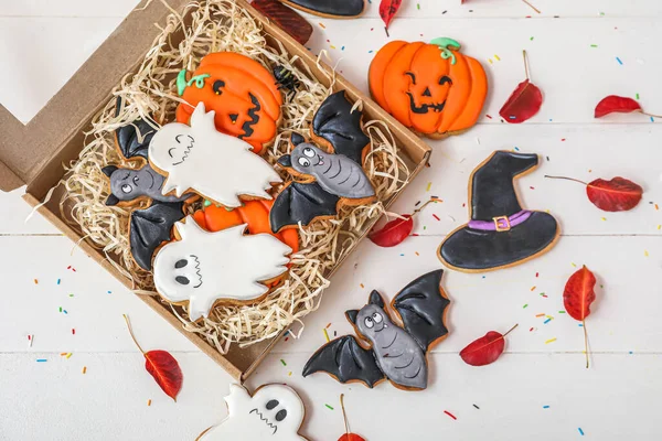 Boîte Carton Avec Biscuits Halloween Saupoudrer Feuilles Sur Fond Blanc — Photo