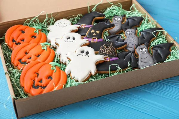 Lepenková Krabice Halloween Cookies Modrém Pozadí Detailní Záběr — Stock fotografie