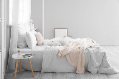 Büyük yataklı ve masalı aydınlatma odasının içi