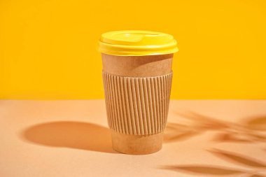 Kağıt bardak renkli masada.